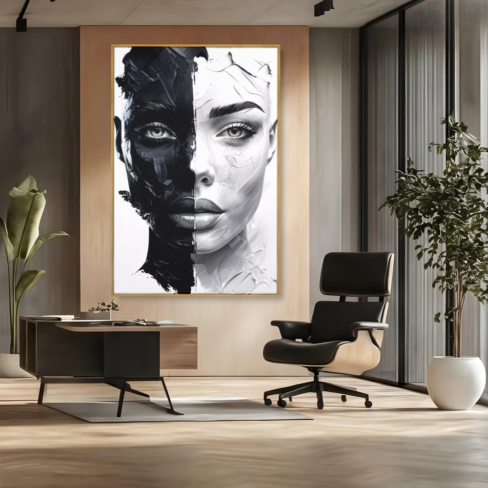 Tablou canvas cu tablou canvas cu chip de femeie in doua nuante, in rama de aluminiu auriu, pe perete intr-un birou